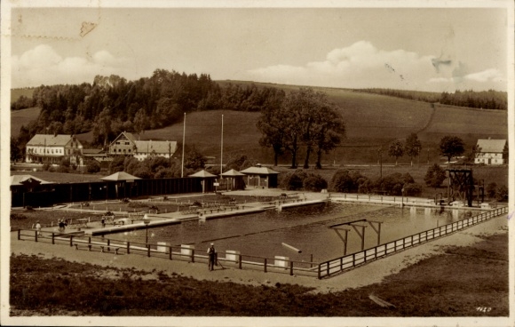 Ak Neuhausen im Erzgebirge, Freizeitbad mit Schwimmbecken, Sportplatz, umliegende...