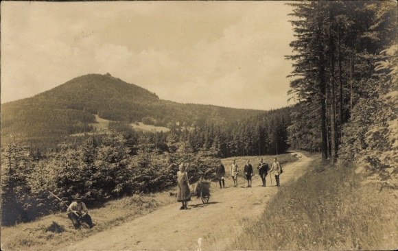 Foto Ak Waltersdorf Großschönau Oberlausitz, Lausche, Wanderer