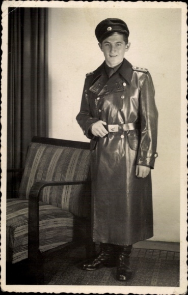 Postcard Dresden Altfranken, A soldier in uniform stands in front of a chair.