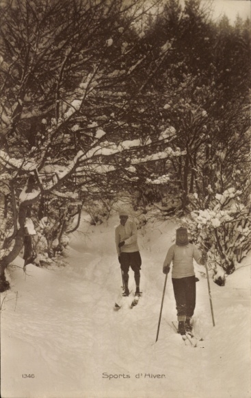 Ak Wintersport, Zwei Personen beim Skifahren in einer verschneiten Landschaft
