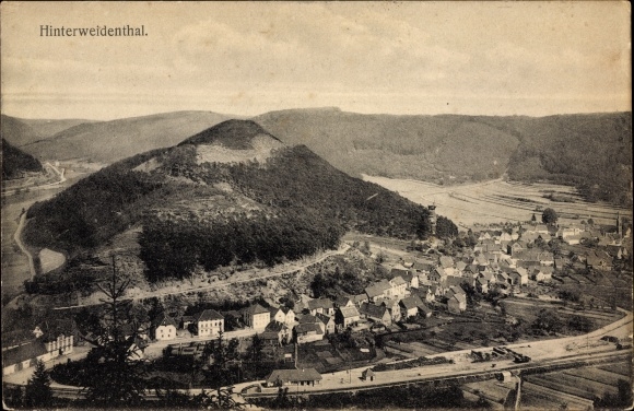 Ak Hinterweidenthal Pfalz, Panoramablick auf den Ort mit Landschaft, Bahnhof gleisseitg