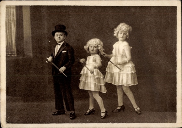 Postcard Heep's Midges Revue, Lilliputians