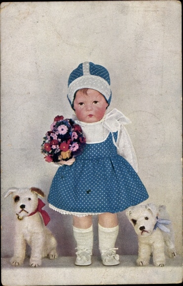 Ak Käthe Kruse pop 1 in een blauwe jurk met een boeket bloemen, twee opgezette honden
