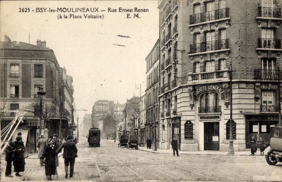 Postcard Issy les Moulineaux Hauts de Seine, Rue Ernest Renan, à la Place Voltaire, tram