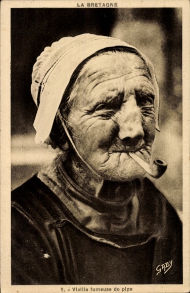 Postcard Brittany, Old woman smoking a pipe