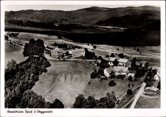 Ak Deggendorf im Bayerischen Wald Niederbayern, Luftaufnahme eines Sanatoriums, umgeben von Wald 