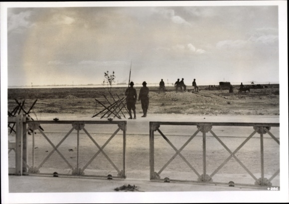Photo Heinrich Hoffmann, French military guards in the port of Tunis, November 1942