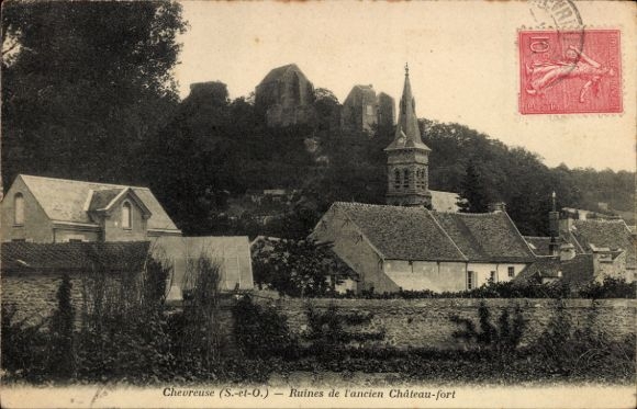 Ak Chevreuse Yvelines, Ruinen eines alten Schlosses, Kirchturm, Häuser, ländliche Landschaft