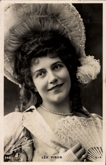 Postcard Varieté artist Léa Piron, portrait with hat