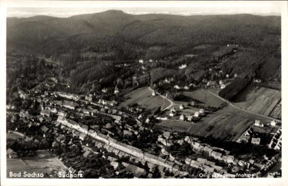KP Bad Sachsa w górach Harz, widok z lotu ptaka na południowy Harz, ładne budynki mieszkalne, zalesione wzgórza