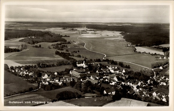 Ak Gutenzell Hürbel Oberschwaben Württemberg, Luftaufnahme von  ländliche Umgebung, Häuserreihe