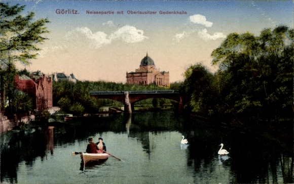 Ak Görlitz in der Lausitz,  Neissepartie, Oberlausitzer Gedenkhalle, Boot, Schwäne