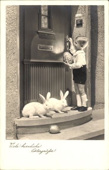 Ak Fröhliche Ostern, zwei weiße Hasen und kleiner Junge mit Osterei