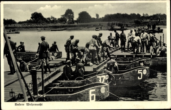 Postcard Deutsche Wehrmacht, pioneers in the construction of a ship bridge