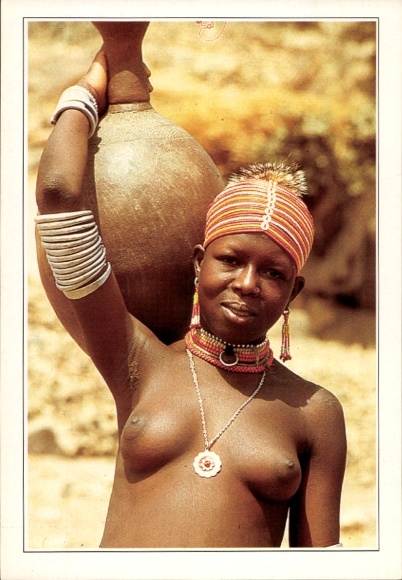 Ak Kamerun, Mokolo, Wasserträgerin, Frau, barbusig