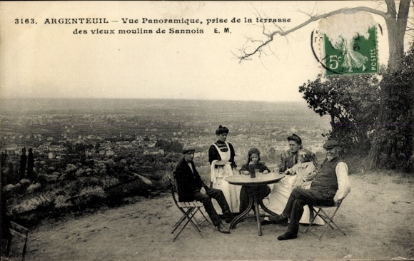 Ak Argenteuil Val d'Oise, Panoramablick, alte Windmühlen, Gruppe am Tisch, Landschaft