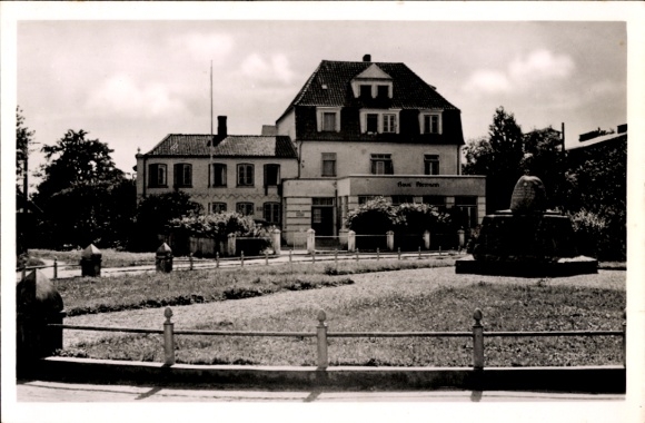 Postcard Ostseebad Dahme in Holstein, Hotel Ziegelei, side view, green areas, fountain