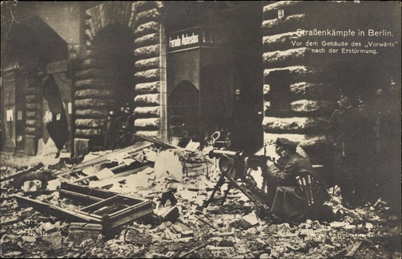 Ak Berlin Kreuzberg, Straßenkämpfe 1919, Gebäude des Vorwärts nach Erstürmung, Maschinengewehr