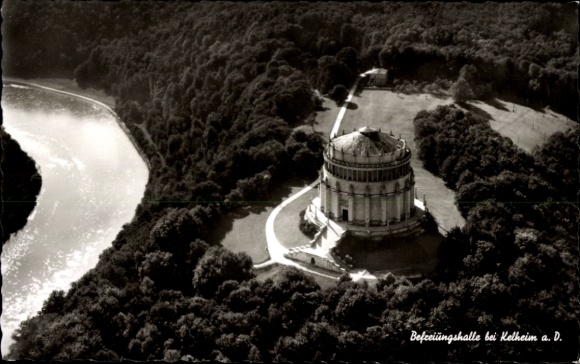 Ak Kelheim an der Donau Niederbayern, Befreiungshalle, Fluss, bewaldete Umgebung