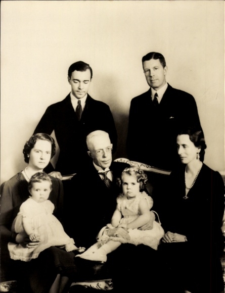 Postcard Four Generations in the Swedish Royal Family, King Gustav V, Crown Prince Gustav Adolf