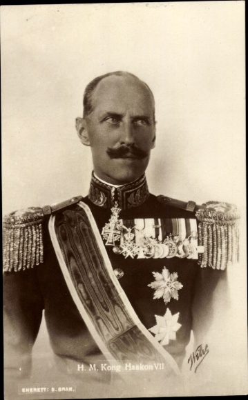 KP King Haakon VII, portret w mundurze