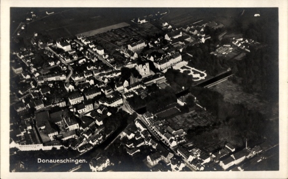 Ak Donaueschingen im Schwarzwald, Luftbild von  viele Häuser, Straßen, Landschaft