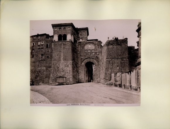 foto rond 1880, Perugia Umbrië, Porta Etrusca