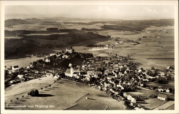 Ak Grünenbach in Allgäu Schwaben, luchtfoto van landelijk landschap, huizen en velden