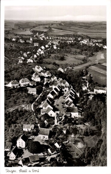 Ak Tengen in Baden, Schwarz-Weiß-Foto von  Stadt und Dorf, Luftaufnahme, ländliche Umgebung