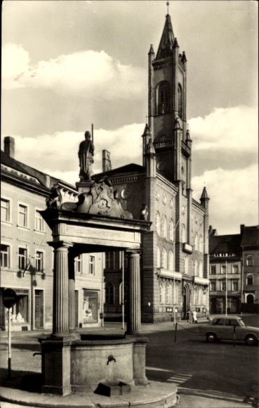 Ak Kamenz in Sachsen, Platz der Befreiung, Brunnen, Kirche, alte Architektur, schwarz-weiß