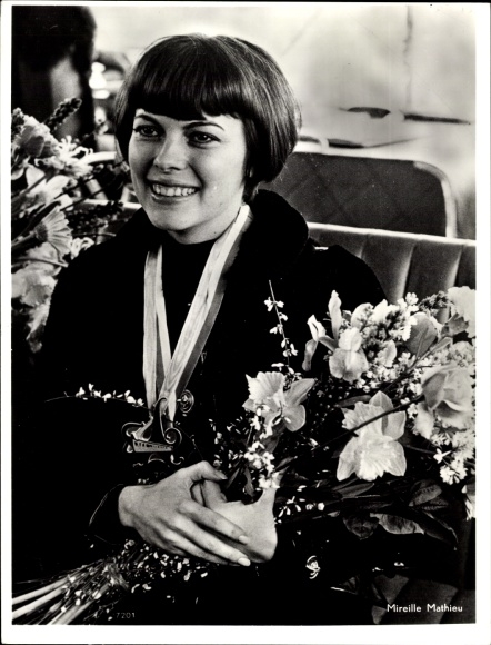 Ak Sängerin Mireille Mathieu mit Blumenstrauß