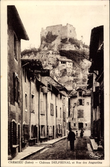 Ak Crémieu Isère, Château Delphinal, Rue des Augustins, alte Gebäude, malerische Straße