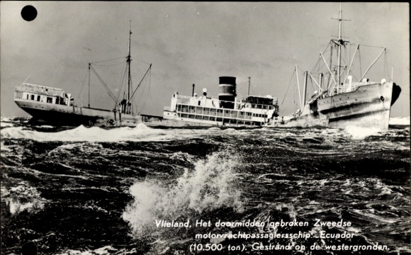 Postcard Vlieland Fryslân Nederland, Het doormidden broken Zweedse motoryachipassagiersschip Ecuador
