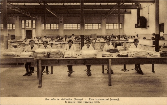 Postcard Bruxelles Brussels, Societe Anonyme Flandria, Une salle de verification