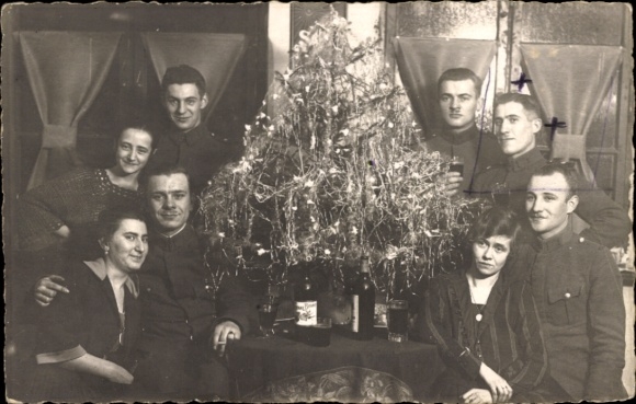 Photo Postcard Merry Christmas, Christmas tree, soldiers with women