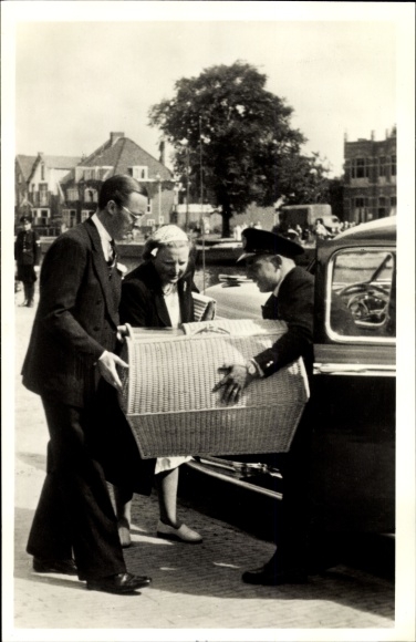 Postcard Princess Juliana of the Netherlands, Prince Bernhard, Princess Marijke, reiswiegje, Piet Hein