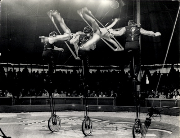 Foto Zirkus, Akrobaten, Einräder, Zuschauer, Die 5 Piccards, 1978, Autogramme