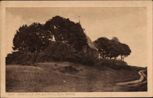 Postcard Schalkenmehren in the Eifel, Weinfelder Maar, chapel