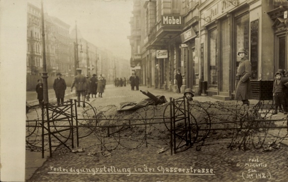 Foto Ak Berlin, Verteidigungsstellung in der Chausseestraße, Straßenkämpfe