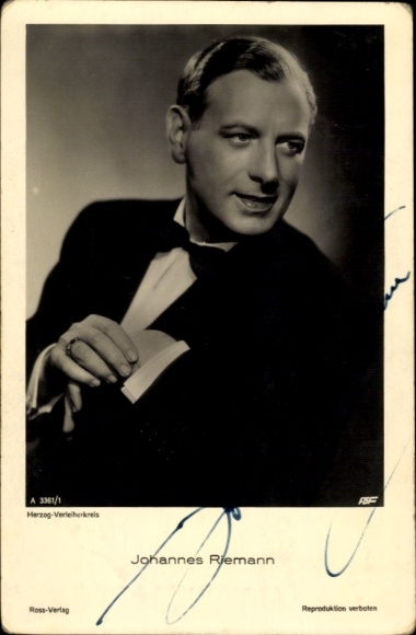 Postcard actor Johannes Riemann, portrait, autograph, hat