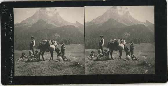 Stereo photo hiker with horse in the mountains