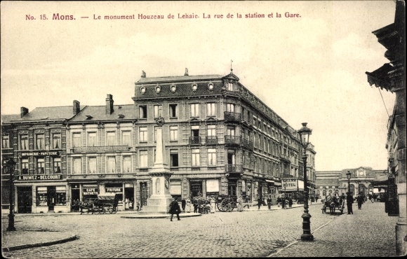 Ak Mons Wallonië Henegouwen, Le momument Houzeau de Lehaie, rue de la station, la Gare