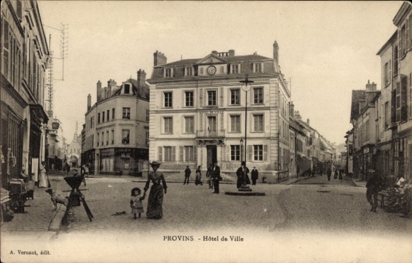 Ak Provins Seine et Marne, Hôtel de Ville,  Architektur, Straße mit Personen