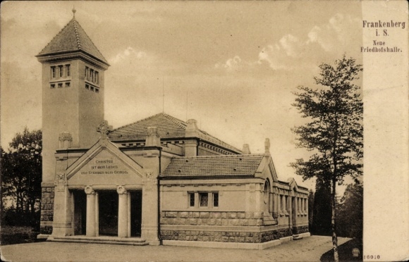 Ak Frankenberg in Sachsen, Friedhofshalle, Gebäude mit Turm, Baum im Hintergrund,  Fotografie