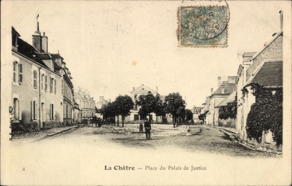 Postcard La Châtre Indre, front view of the Place du Palais de Justice, houses, street view