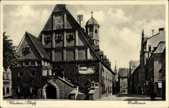 Ak Weiden in der Oberpfalz Bayern, Blick auf das Rathaus, Straßenpartie