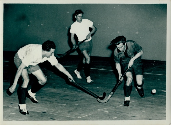 Photo PC Berlin Prenzlauer Berg, indoor hockey tournament, Rostock versus Hamburg, March 14, 1950, WS Halle