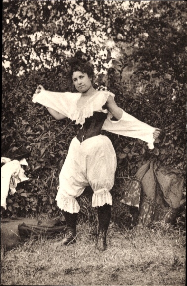 KP Parisiennes fin de siecle, kobieta w bieliźnie, portret