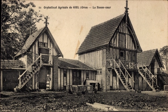 Ak Giel Courteilles Orne, Orphelinat Agricole, zwei Gebäude, Treppen, Basse-cour
