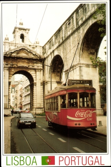 KP Lisboa Lizbona Portugalia, wiadukt, czerwony tramwaj z reklamą Coco Coli